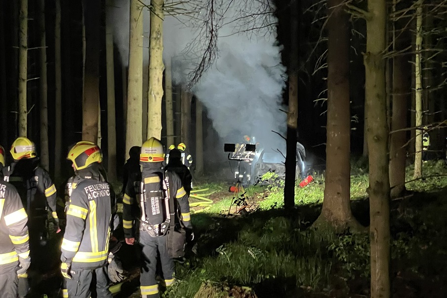 Brand eines KFZ im Wald